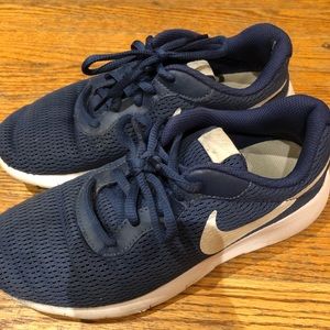 Nike sz 4.5 youth navy blue white sneakers shoe